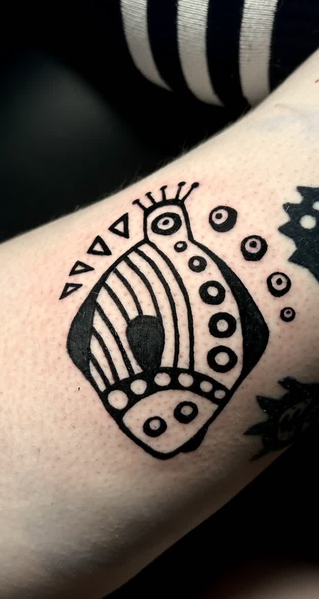 Blackwork flash tattoo poisson