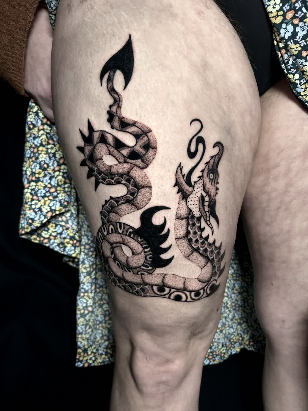 Dragon dotwork tattoo cuisse